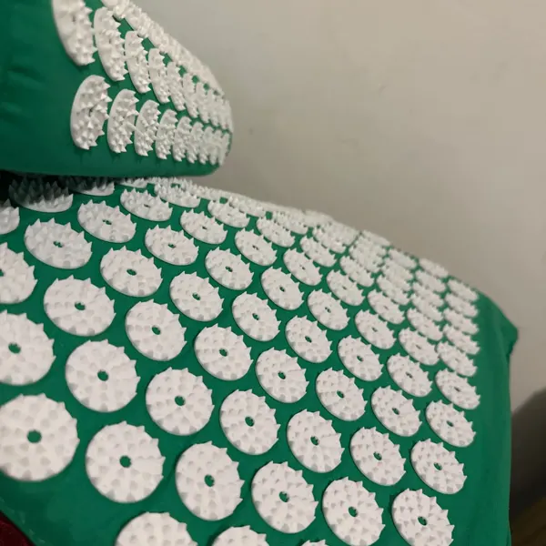 SpikeRest acupressure mat in Green, photographed by a verified buyer in Italy