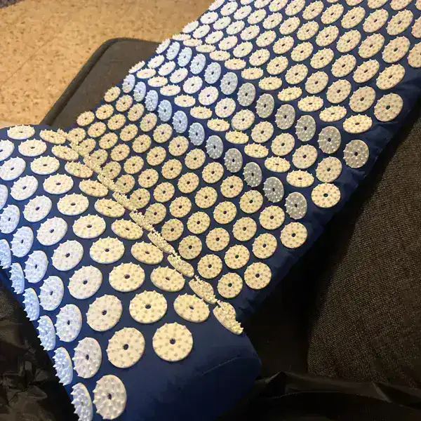 SpikeRest acupressure mat in Navy Blue, photographed by a verified buyer in Israel