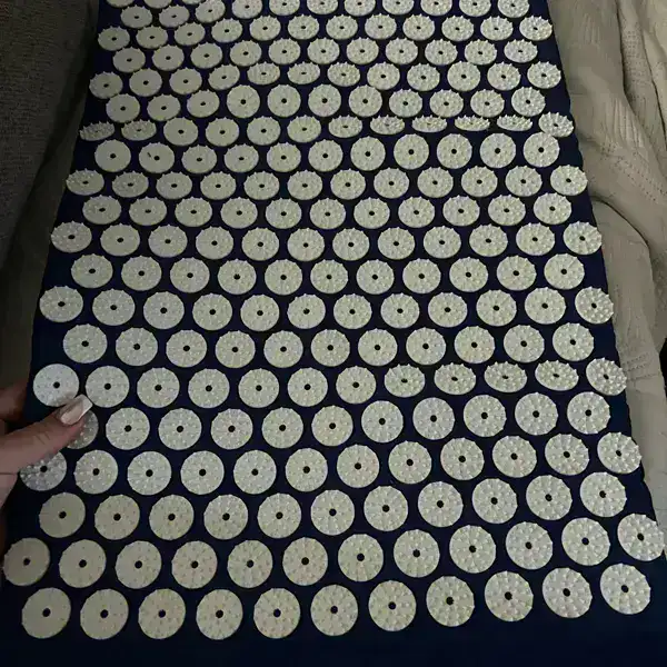 SpikeRest acupressure mat in Navy Blue, photographed by a verified buyer in Germany